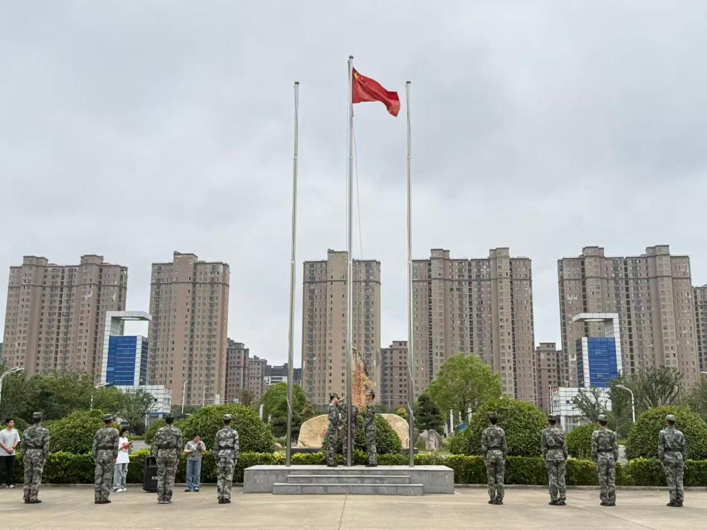 期末护航平安 筑牢青春防线——现代服务学院举行主题升旗仪式