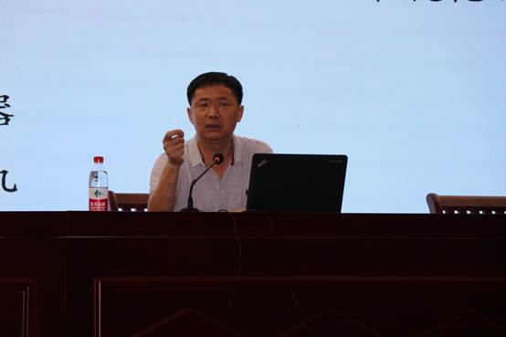 说明: C:\Users\Administrator\Desktop\AC米兰中文官网人民武装部开展国防教育专题讲座\讲座照片\李先德教授在讲座中.JPG