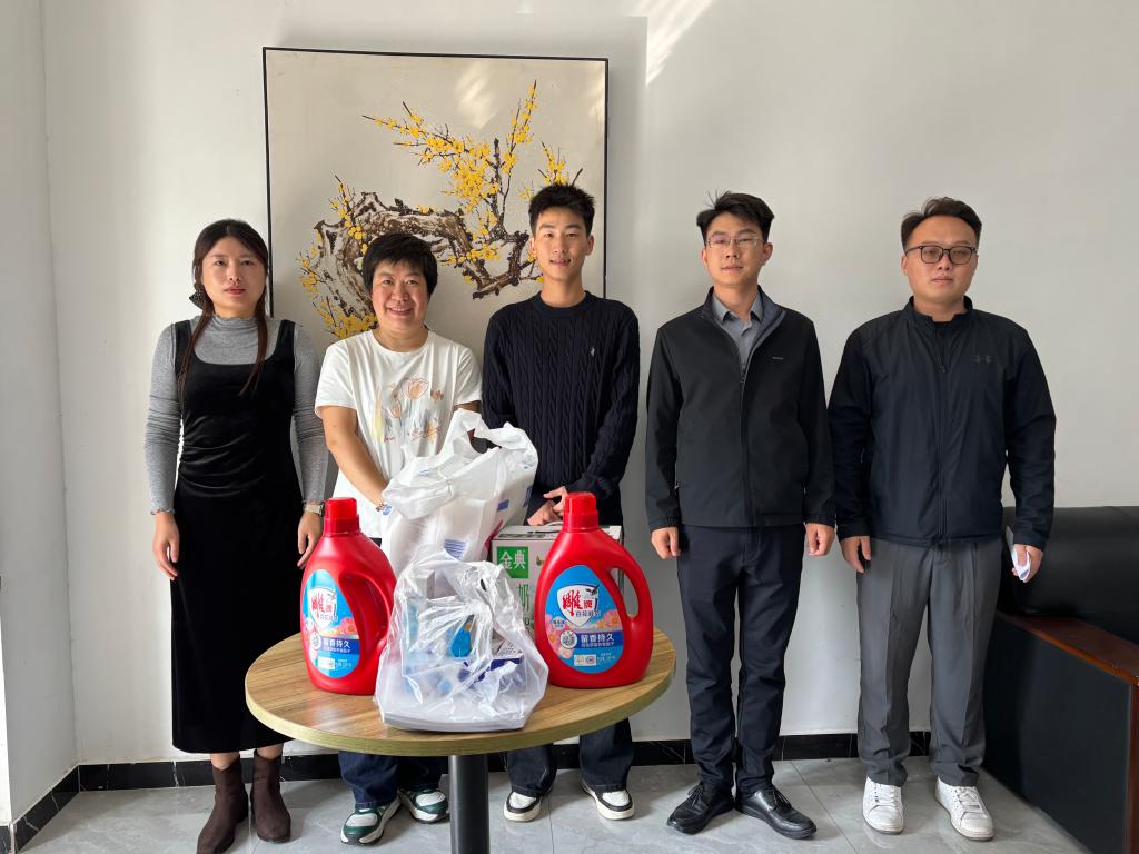 暖心慰问寄深情，民族团结一家亲