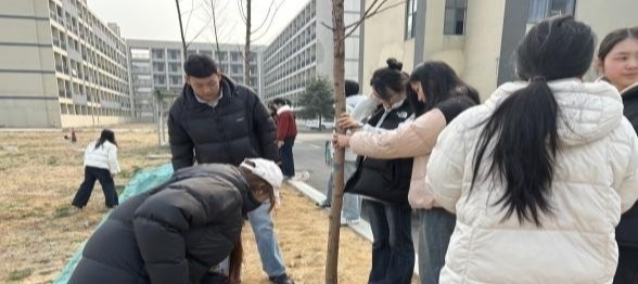 护绿守初心，青春添绿意 —— 现代服务学院开展植树节主题实践活动