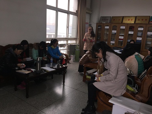 优秀干事张晋敏为成员们口述讲解