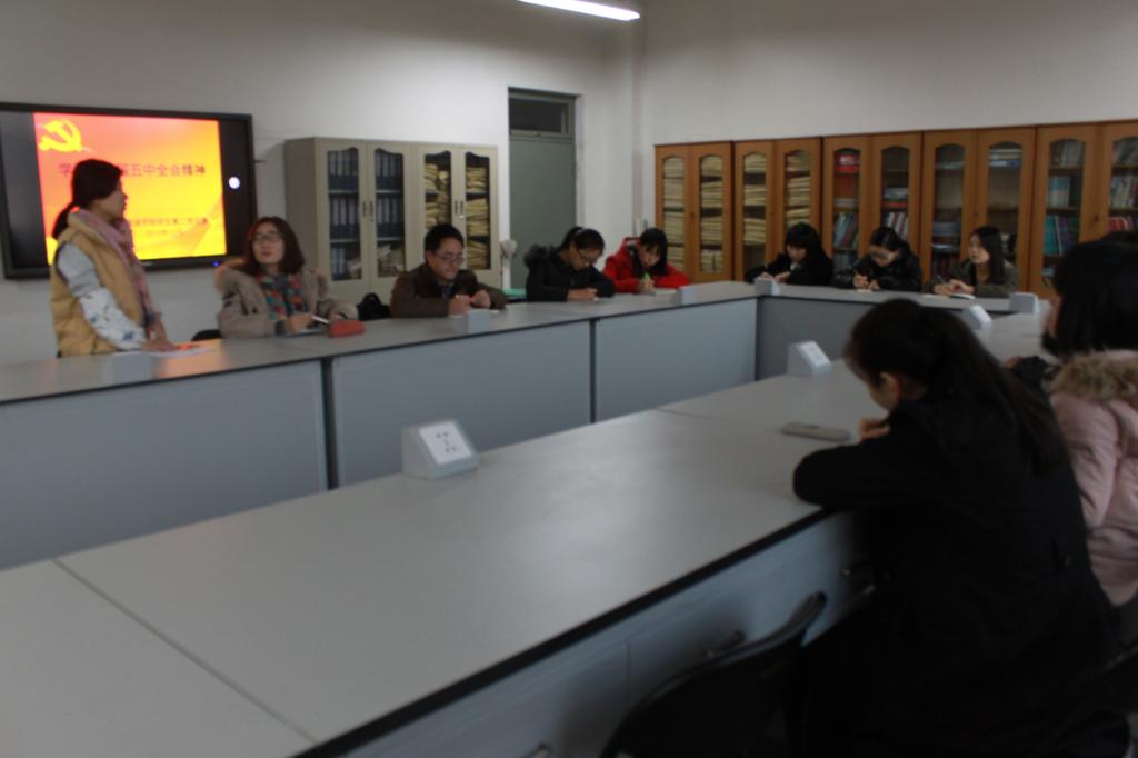 党员们认真学习