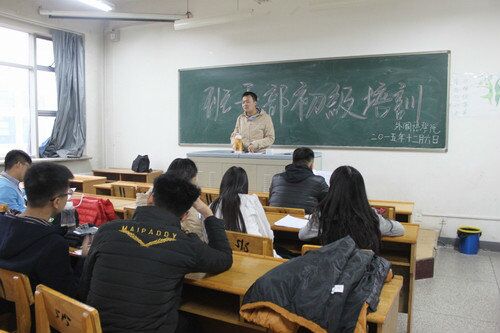 班长及团支认真听讲