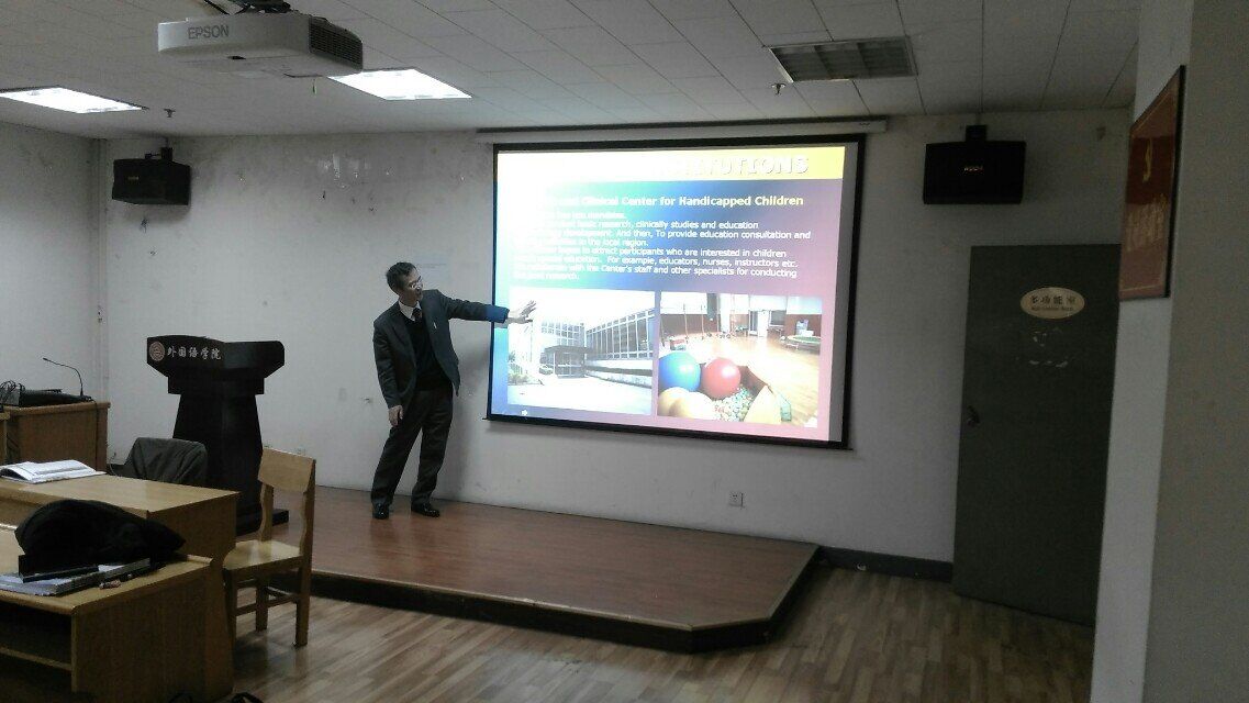 岐阜大学的代表老师从学校人数、学院设置、开设课程等方面做介绍