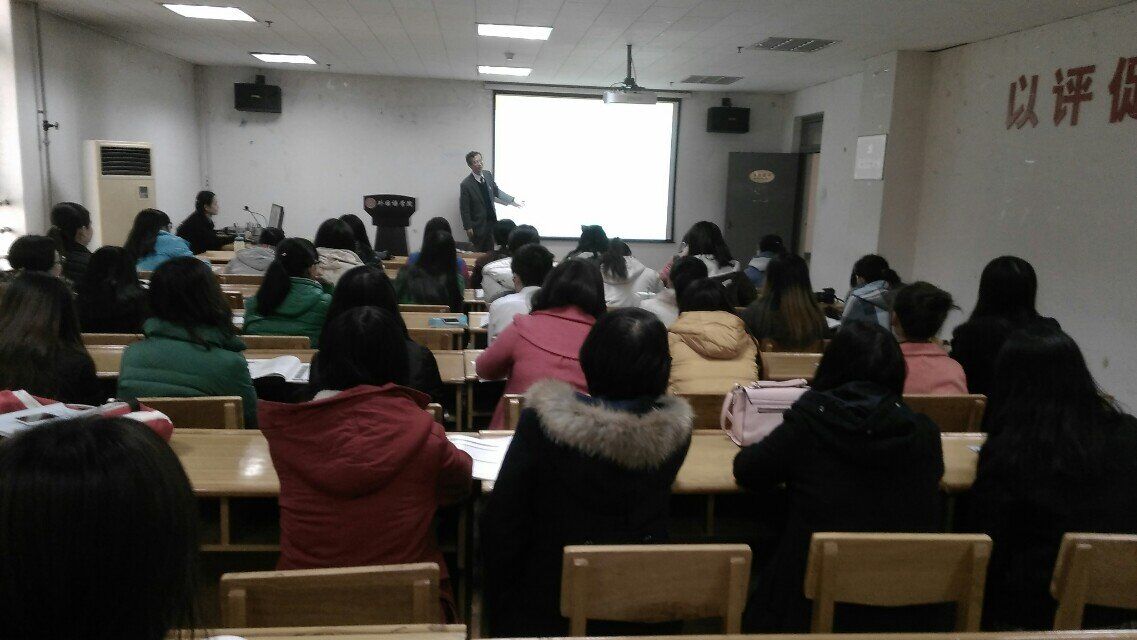 全场座无虚席,同学们认真听讲