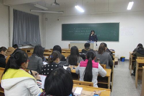 团支书们认真学习