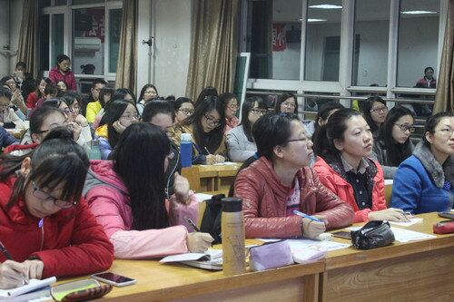 同学们认真听讲并记录重点内容