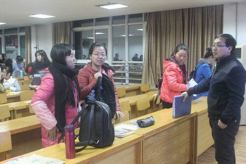 讲座结束后,同学与老师进行深入交流