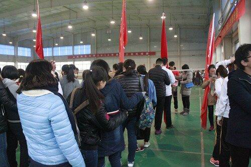 参加集体项目的运动员在候场