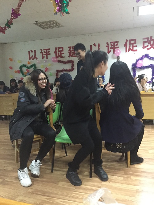 主席尚琦琦与各部部长一起做“抢凳子”游戏