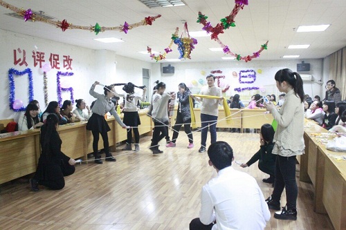 各部代表一起参加“偷天换日”游戏