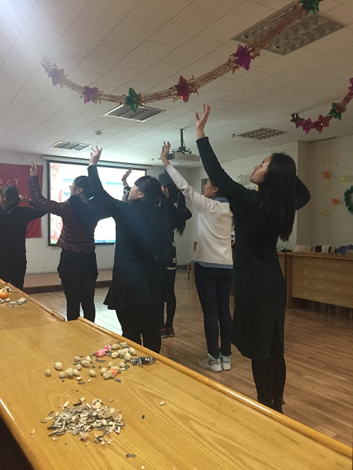 大一学妹带领寝室成员跳新疆舞