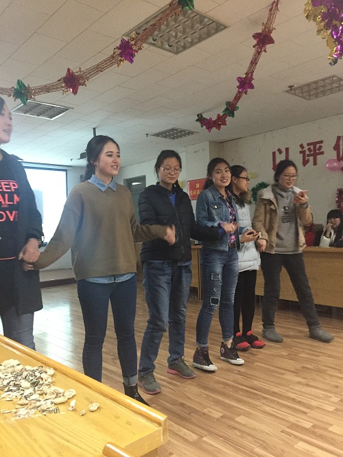 礼仪部全体成员合唱《相亲相爱》