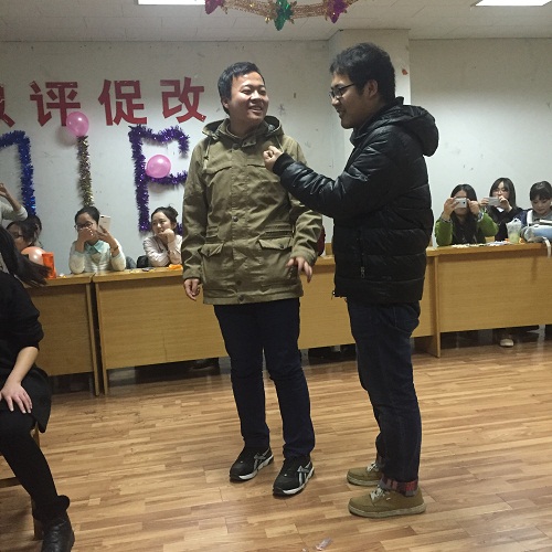 副主席刘科与常委张炯楠一起接受“真心话大冒险”惩罚