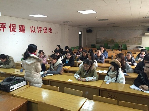 太阳官网学生会各部门主要干部认真听取老师总结