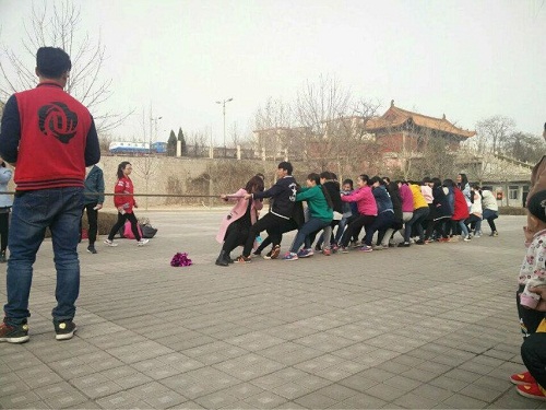 为拔河比赛努力的同学们