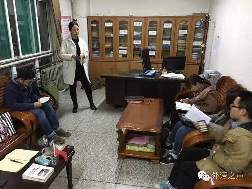 副主席荣戈妮详细阐述工作分配