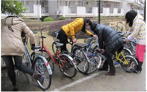 1405班规范摆放自行车