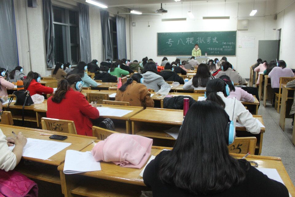 座无虚席的考场