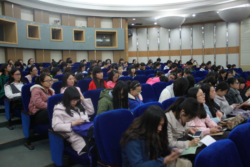 全场座无虚席,同学们认真聆听