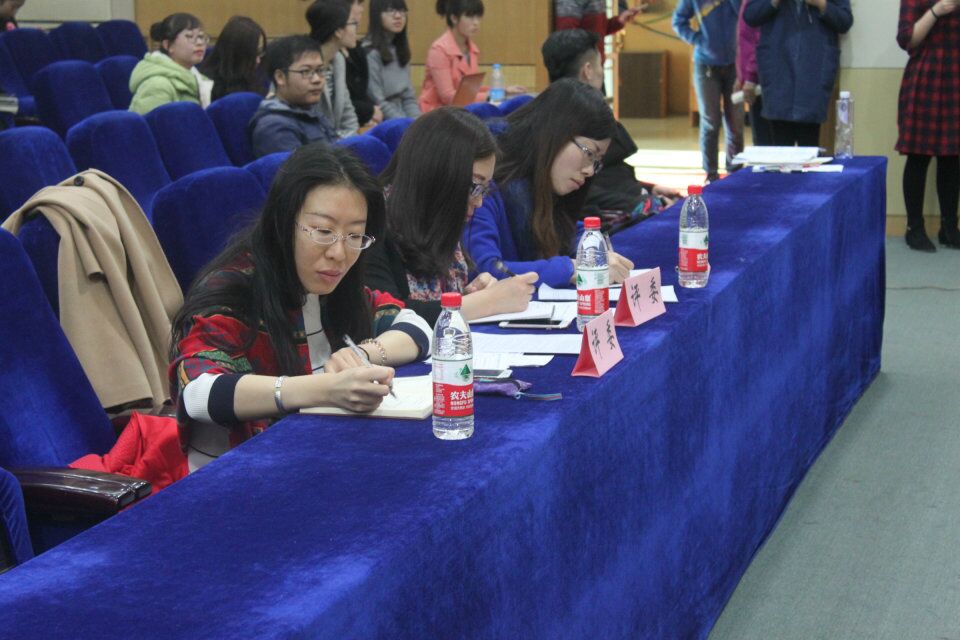 评委老师们严格评分