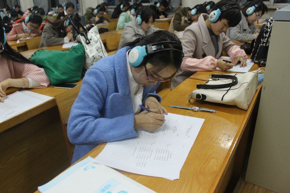 认真答题的同学