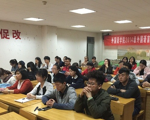 同学们认真听取学习会议相关精神