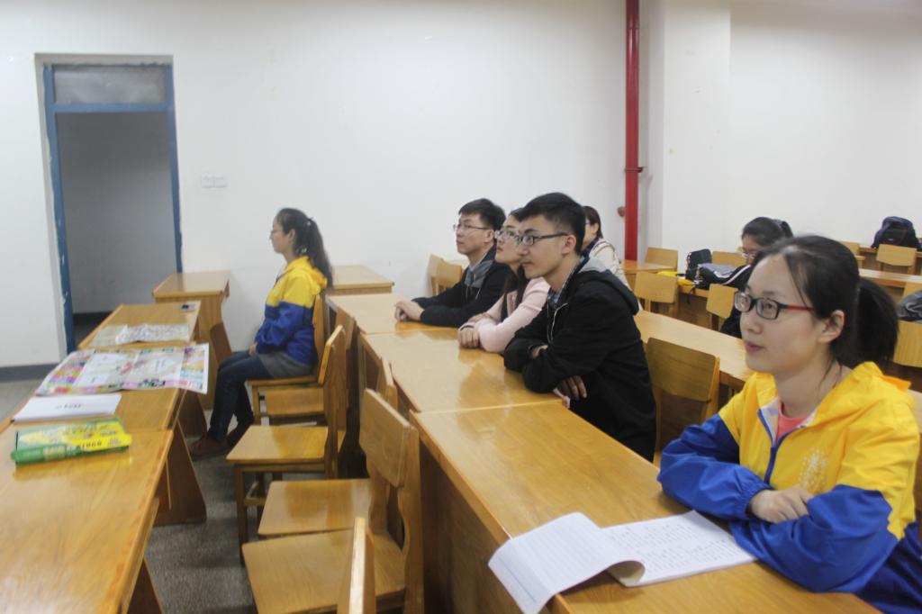 同学们认真倾听老师宣讲