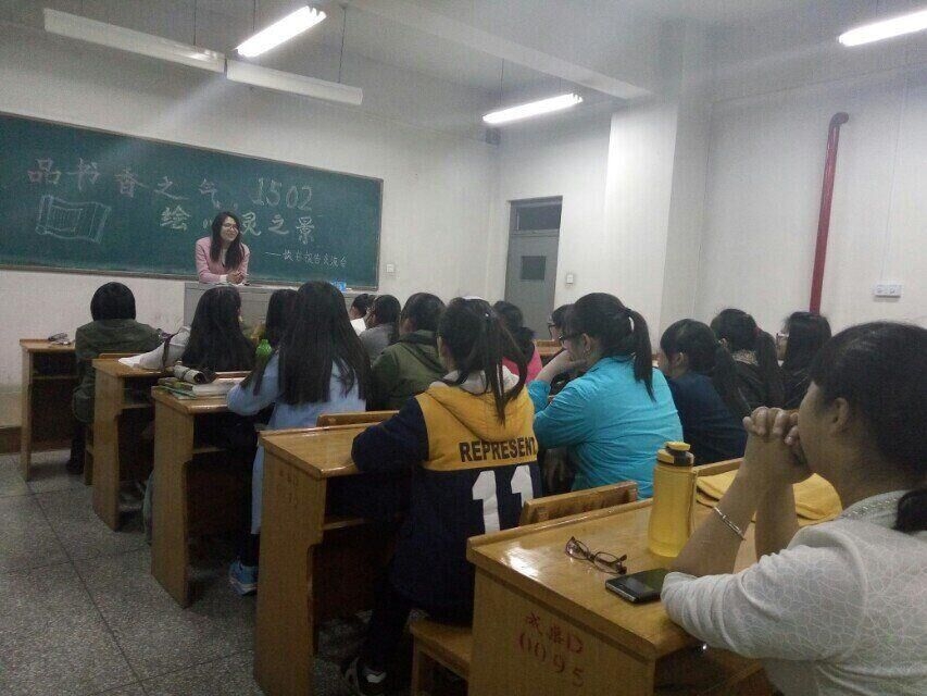 辅导员进行讲解