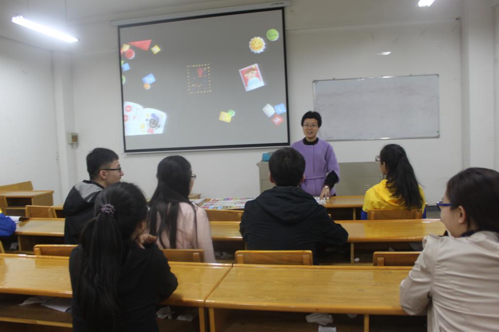 老师与同学们进行亲切交流