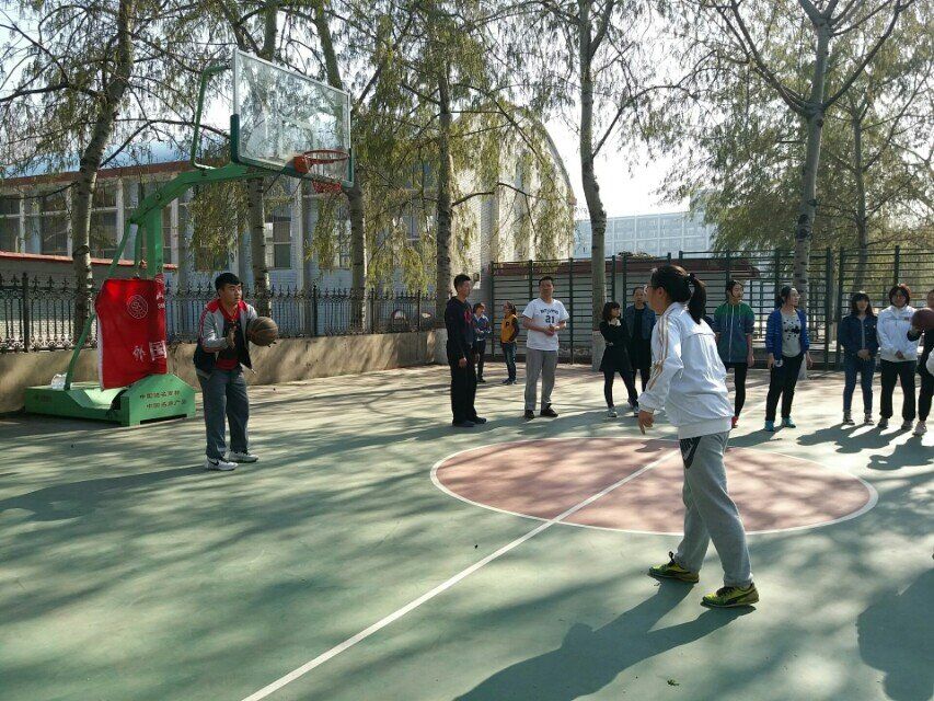 院学生会体育部同学讲解传球动作要领