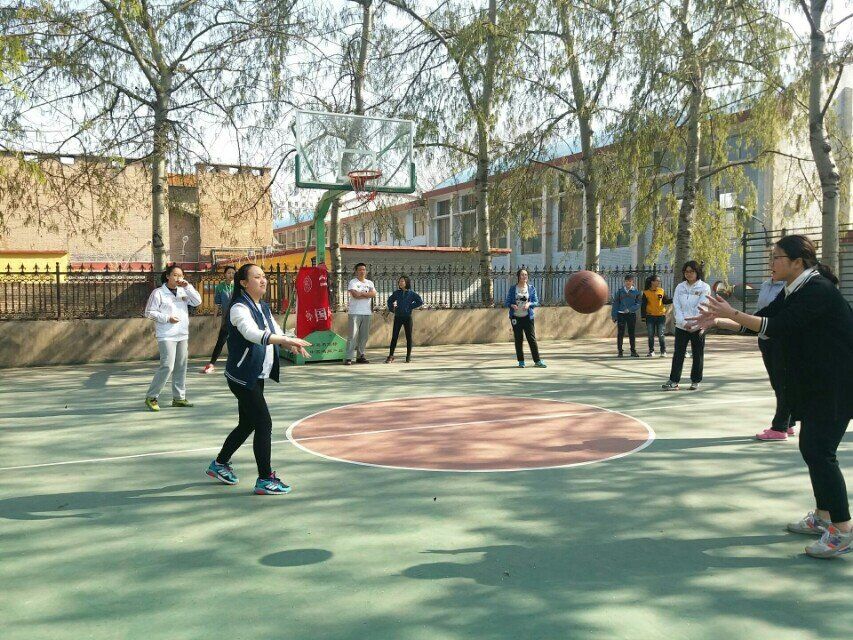 同学们围成圈分组练习传球