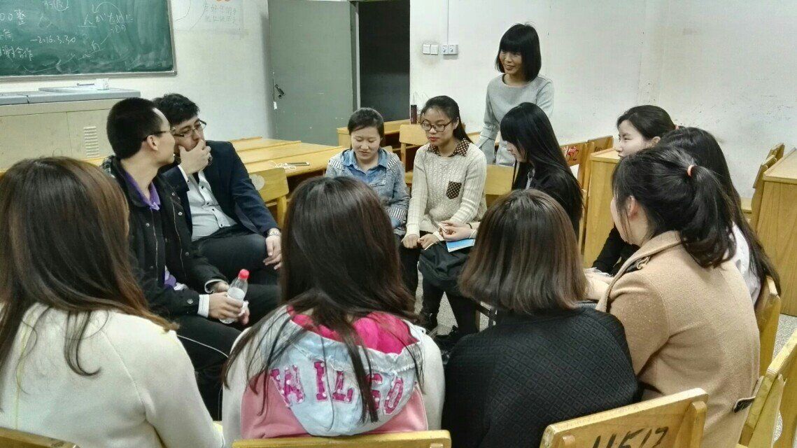 系主任张丹凤老师、外教永田奏与同学们