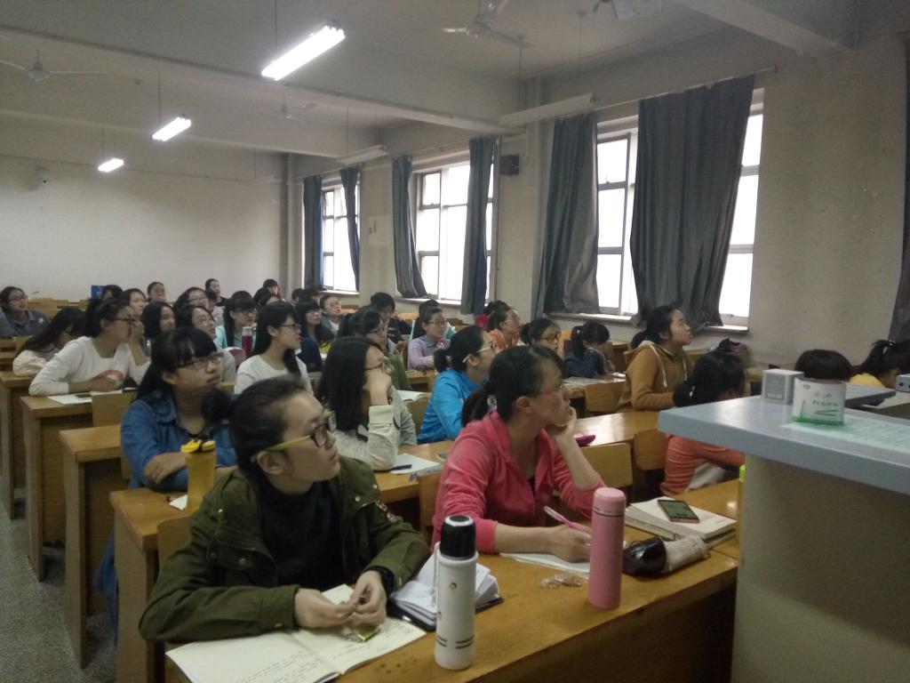 认真听讲的同学们