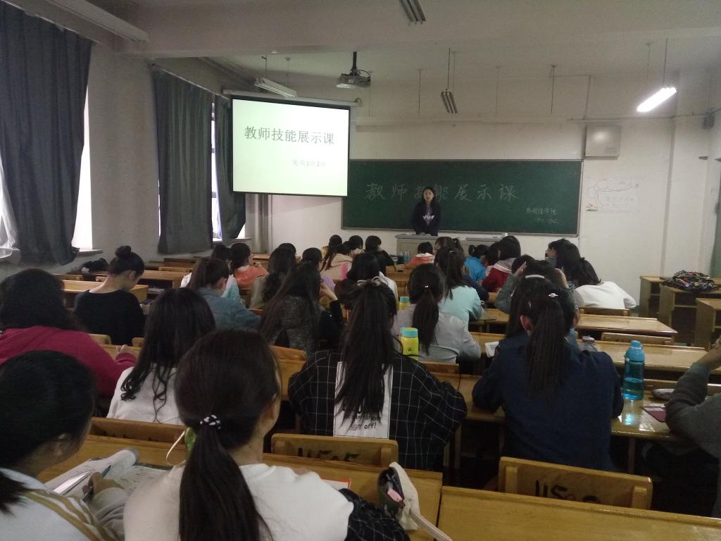 班级负责人简要介绍规则后活动开始