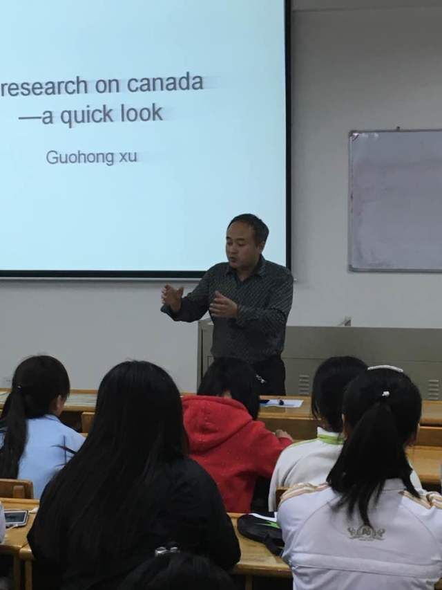 许国红老师在激情地演讲