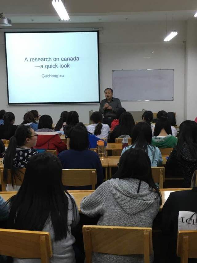 许国红老师在激情地演讲