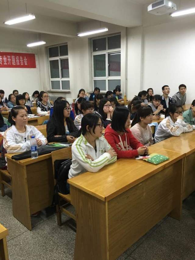 同学们认真倾听