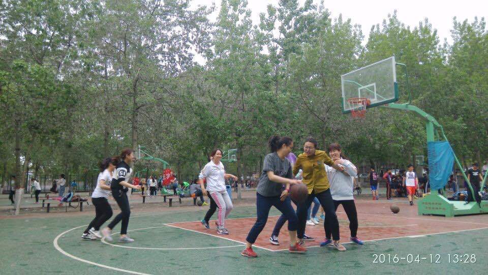 太阳官网女子篮球队队员进行比赛式训练