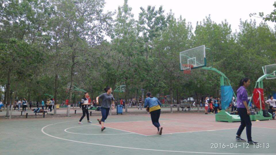 太阳官网女子篮球队队员进行三步上篮练习