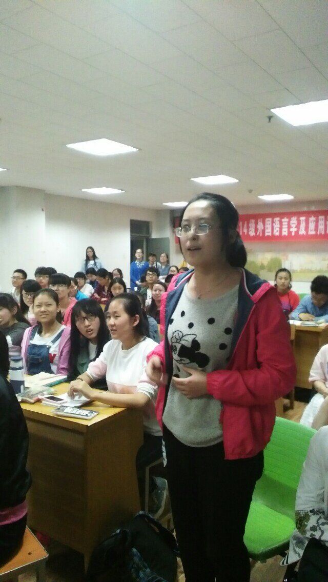 同学们对讲座内容进行提问