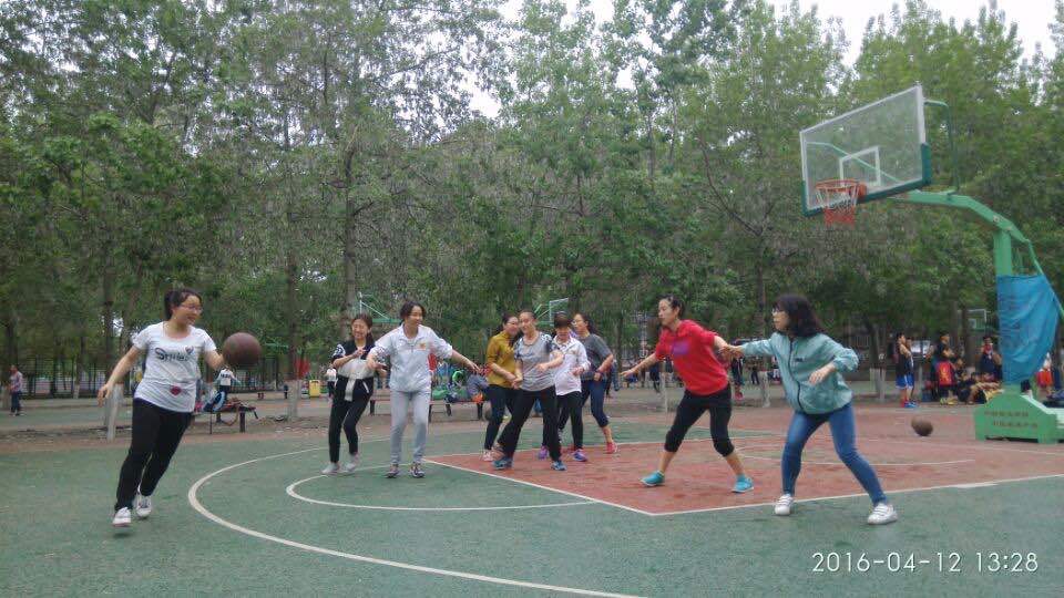 太阳官网女子篮球队队员进行战术配合训练