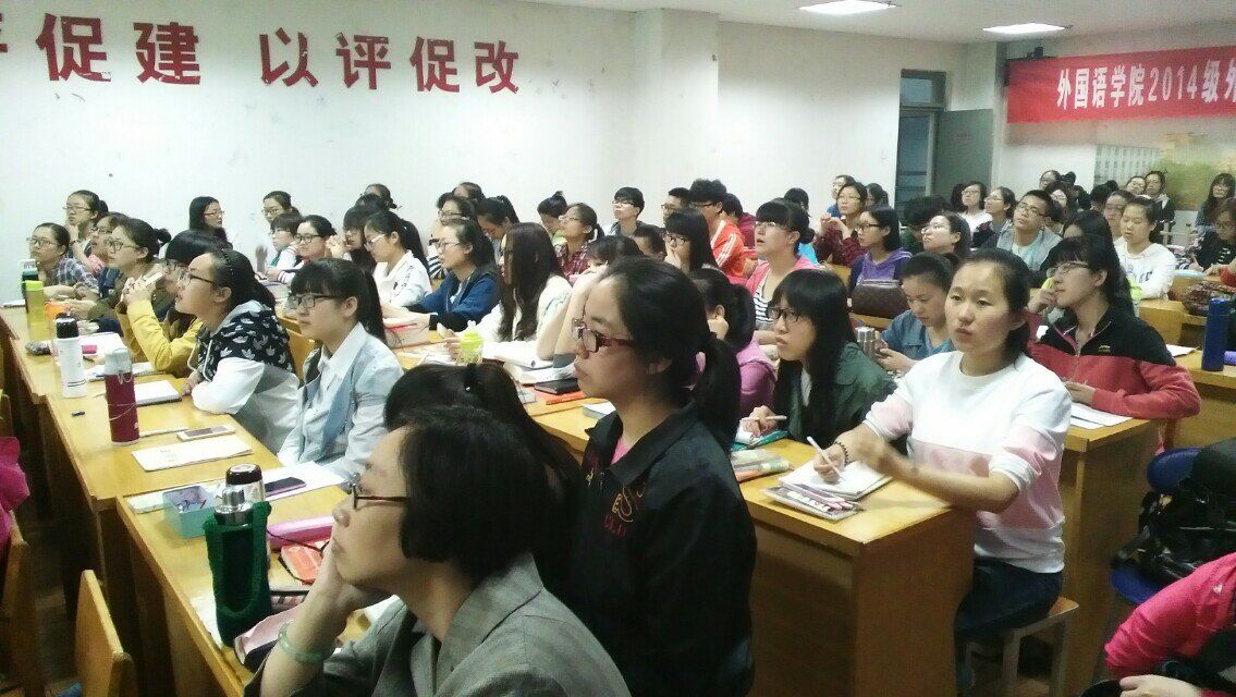 同学们认真倾听讲座内容