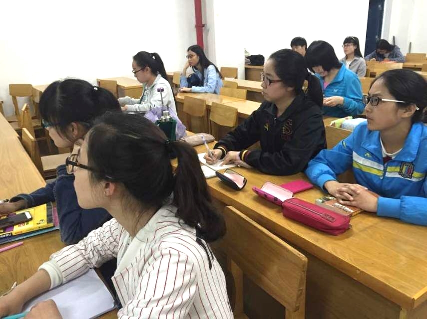 同学们认真听讲