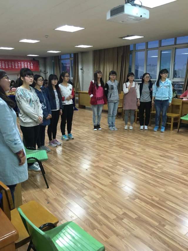 参赛同学回答问题