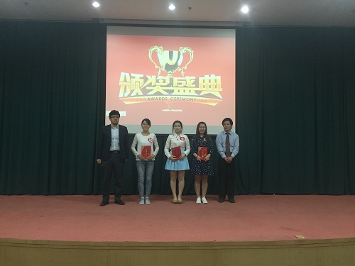 外教木村光太郎、永田奏为三等奖获得者颁奖