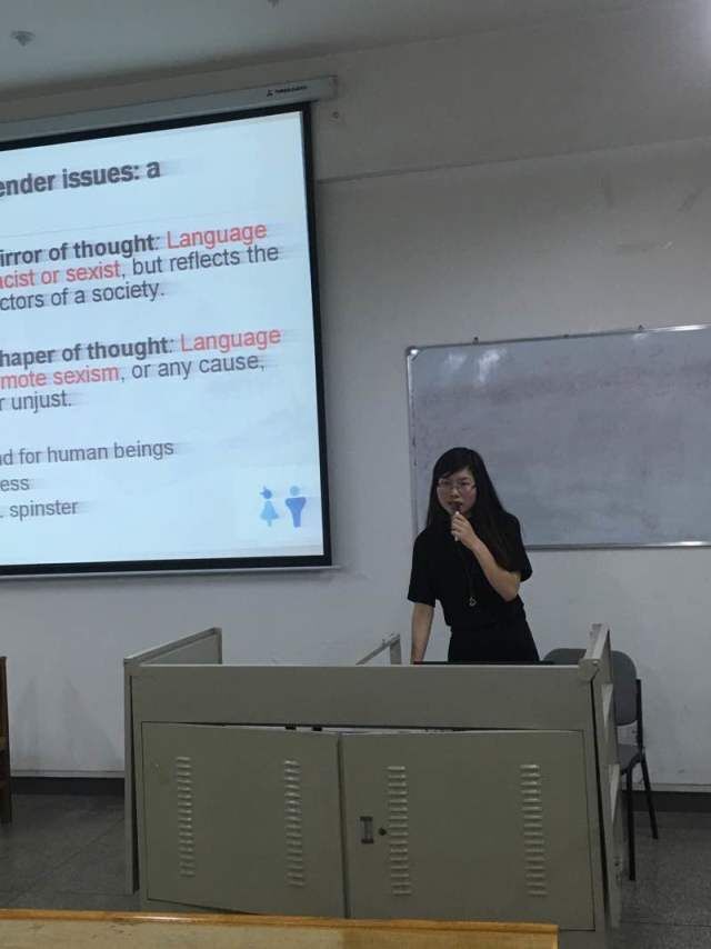 张俊妮老师列举事例并进行分析