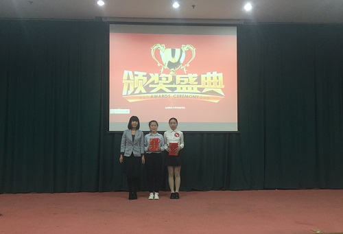 张丹凤老师为二等奖获得者颁奖