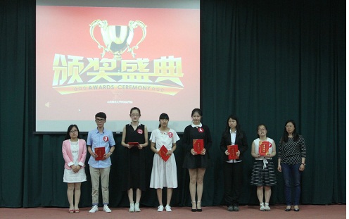 李冬翠、武立引老师为优秀奖获得者颁奖