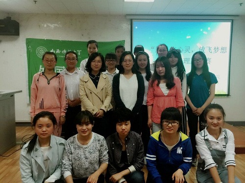 评委老师及参赛人员合影留念